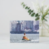 Tugboat von Manhattan Skyline Postkarte (Stehend Vorderseite)