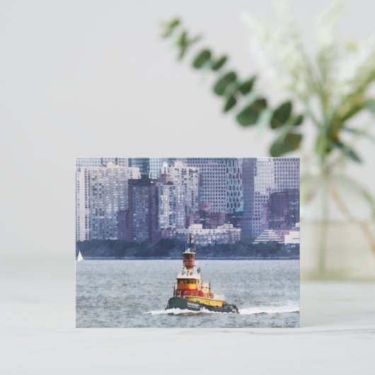 Tugboat von Manhattan Skyline Postkarte (Stehend Vorderseite)
