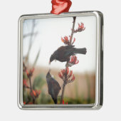 Tui-Vögel auf Neuseeländischem Flachs Ornament Aus Metall (Links)