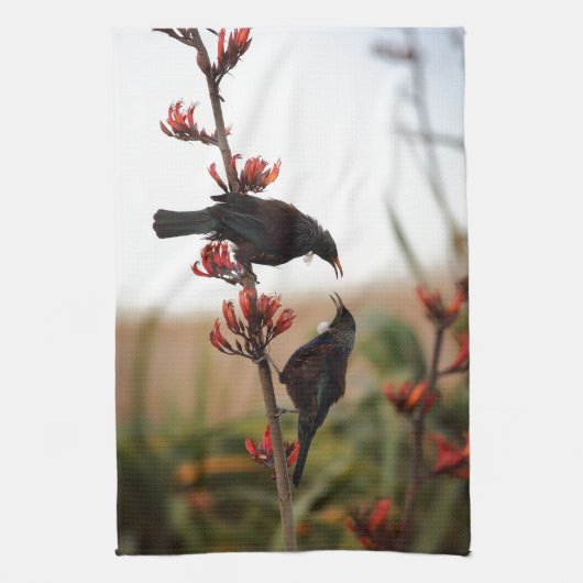 Tui-Vögel auf Neuseeländischem Leinenstrauch Geschirrtuch (Vertikal)