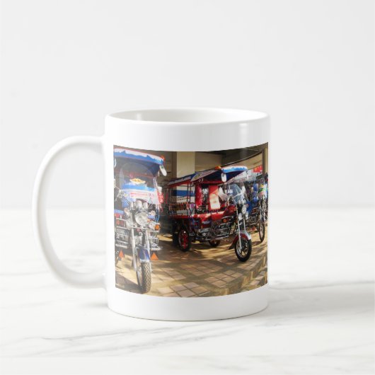 Tuk Tuk Showroom ... Udon Thani, Isaan Kaffeetasse (Links)