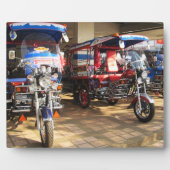 Tuk Tuk Showroom ... Udon Thani, Isaan, Thailand Fotoplatte (Vorderseite)