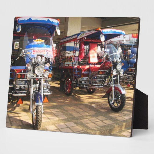 Tuk Tuk Showroom ... Udon Thani, Isaan, Thailand Fotoplatte (Seite)