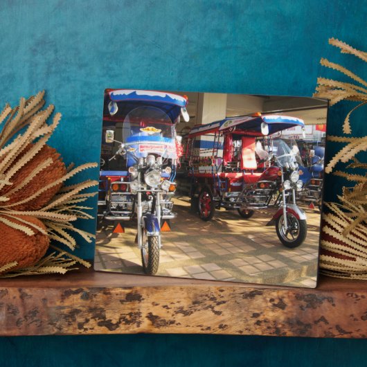 Tuk Tuk Showroom ... Udon Thani, Isaan, Thailand Fotoplatte (Seite)