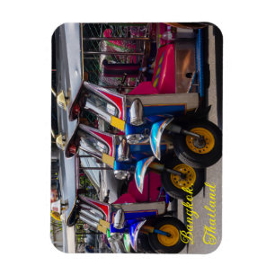 Tuk tuks aufgereiht auf einer Straße in Bangkok, T Magnet