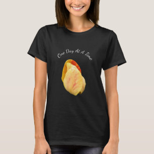 Tulip Blume einen Tag nach dem anderen inspirieren T-Shirt