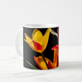 Tulip-Blume vor schwarzem Hintergrund Kaffeetasse (Vorderseite Links)