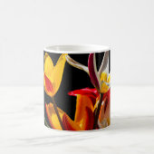 Tulip-Blume vor schwarzem Hintergrund Kaffeetasse (Mittel)