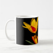 Tulip-Blume vor schwarzem Hintergrund Kaffeetasse (Links)