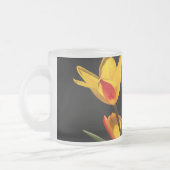 Tulip-Blume vor schwarzem Hintergrund Mattglastasse (Links)