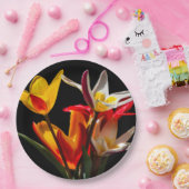 Tulip-Blume vor schwarzem Hintergrund Pappteller (Party)