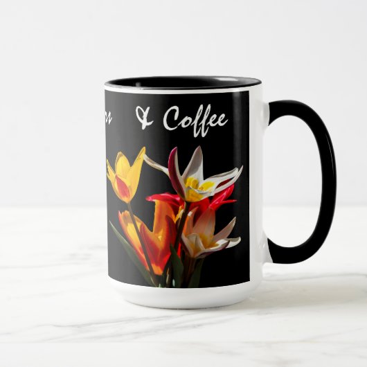 Tulip-Blume vor schwarzem Hintergrund Tasse (Rechts)