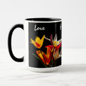 Tulip-Blume vor schwarzem Hintergrund Tasse (Links)