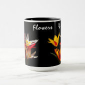 Tulip-Blume vor schwarzem Hintergrund Tasse (Zentrum)