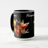 Tulip-Blume vor schwarzem Hintergrund Tasse (Vorderseite Links)