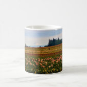 Tulip Field mit Mt. Hood, Oregon Kaffeetasse (Mittel)