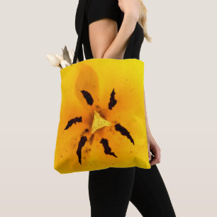 Tulip-Stamen und Pollen überall in der Drucktasche Tasche