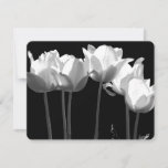 Tulips, B&W BAT MITZVAH Einladung<br><div class="desc">Elegantes,  schwarz-weißes Tulpe-Foto bedeckt die Vorderseite dieser Einladung.  Auf der Rückseite können Sie Text vollständig anpassen,  oder einfach nur Beispielinfo durch eigene ersetzen.</div>