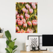 Tulips - Ein rosa Feld Poster (Heimbüro)