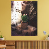 Tulips in einem Grotto Leinwanddruck (Insitu (Wohnzimmer))