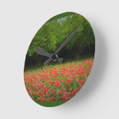 Tulips & Trees Runde Wanduhr (Winkel)