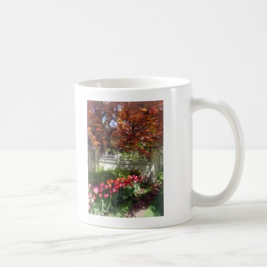 Tulips von Dappled Fence Kaffeetasse (Rechts)