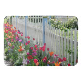 Tulissen entlang weißer Zauenbadematte Badematte (Vorderseite)