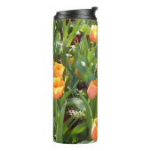 Tulpe-orange Feld Thermosbecher (Nach links gedreht)