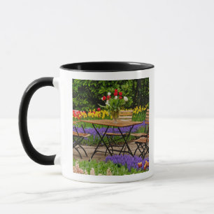 Tulpen des Tisches im Garten, Keukenhof-Gärten, Tasse