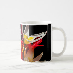 Tulpenblumen vor schwarzem Hintergrund Kaffeetasse