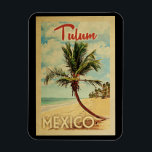 Tulum Magnet Palm Tree Vintage Travel<br><div class="desc">Ein einzigartig Retro Mitte des Jahrhunderts moderne Tulum Mexico Kunstdruck in Vintage Reise Poster Stil. Es verfügt über eine geschwungene Palme am Sandstrand mit Ozean unter einem blauen bewölkten Himmel.</div>