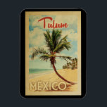 Tulum Magnet Palm Tree Vintage Travel<br><div class="desc">Ein einzigartig Retro Mitte des Jahrhunderts moderne Tulum Mexico Kunstdruck in Vintage Reise Poster Stil. Es verfügt über eine geschwungene Palme am Sandstrand mit Ozean unter einem blauen bewölkten Himmel.</div>
