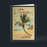 Tulum Palm Tree Vintage Travel Karte<br><div class="desc">Ein einzigartig Retro Mitte des Jahrhunderts moderne Tulum Mexico Kunstdruck in Vintage Reise Poster Stil. Es verfügt über eine geschwungene Palme am Sandstrand mit Ozean unter einem blauen bewölkten Himmel.</div>