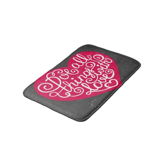 Tun Sie alle Sachen mit Liebe-Rot Badematte (Schrägansicht)