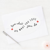 tun, was Sie Liebe, inspirierende Wortkunst Ovaler Aufkleber (Umschlag)