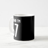 Tun wir so, als wäre ich 67 Meme Sechs Sieben Lust Kaffeetasse (Vorderseite Links)