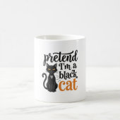 Tun wir so, als wäre ich ein schwarzes Halloween-K Kaffeetasse (Mittel)