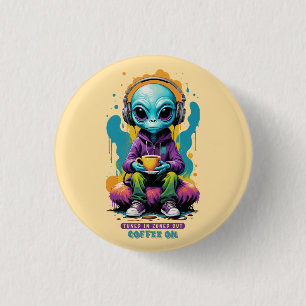 Tuned in Zoned out Coffee On   Niedliche Alien Art Button