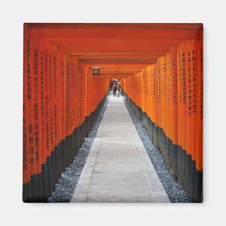 Tunnel der roten Schreinertore bei Fushimi Inari, Magnet