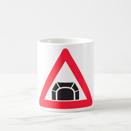 Tunnelwarnung Straßenzeichen Kaffeetasse