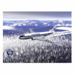 Tupolev (Т у п о е в) Tu-104 über Sibirien Fotoskulptur Magnet<br><div class="desc">Ein digitales Gemälde eines Aeroflot Tupolev (Т у п о е в) Tu-104 Passagierjet in einer nebligen, bewaldeten Winterlandschaft. Das Logo des Designbüros von Tupolev erscheint unten verlassen. Die Tu-104 (die NATO gab diesem Flugzeug das Berichtswort CAMEL zu) war das zweite Düsenflugzeug, das in Dienst gestellt wurde, die British de...</div>