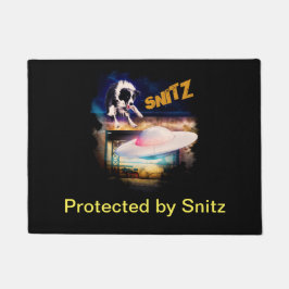 Tür mit Snitz von Bobs Saucer Repair Fußmatte