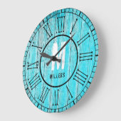 Türkis-Blau-Familien-Monogramm verwittertes Holz Große Wanduhr (Winkel)