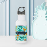 Türkis | Niedlich farbige Dinosaurier Muster Kids<br><div class="desc">Personalisieren Sie diese niedliche Dinosaurier-Wasserflasche mit dem Namen Ihres Kindes in weißer Schrift für eine coole Touch! Dieses farbenfrohe Design wurde speziell für Kinder entwickelt,  die Dinosaurier lieben. Auf einem lebendigen Aquabackboden sind die Bilder in Orange,  Gelb und Minzgrün gehalten.</div>