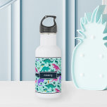 Türkis | Niedlich farbige Dinosaurier Muster Kids  Edelstahlflasche<br><div class="desc">Personalisieren Sie diese niedliche Dinosaurier-Wasserflasche mit dem Namen Ihres Kindes in weißer Schrift für eine coole Touch! Dieses farbenfrohe Design wurde speziell für Dino-liebende Mädchen entworfen und zeichnet sich durch rosafarbene,  lila und minzgrüne Dinosaurier-Illustrationen auf einem lebendigen aqua-Hintergrund aus.</div>