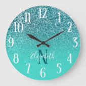 Türkis und Aquamariner Glitzer Ombre Monogram Große Wanduhr (Vorderseite)