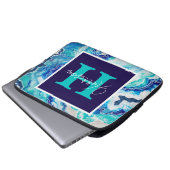 Türkis und Blauer Marmor Monogram Name Beachy Laptopschutzhülle (Vorne Knopf)