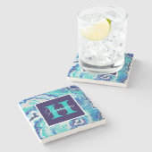 Türkis und Blauer Marmor Monogram Name Trendy Steinuntersetzer (Seitenansicht)