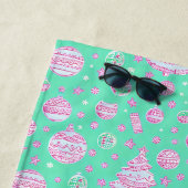 Türkis und rosa Weihnachtsschmuck, Schneeflocken Strandtuch (Beispiel)