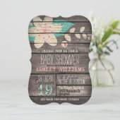 Türkisblau und rosa Blume auf rustikaler Holzdusch Einladung (Stehend Vorderseite)